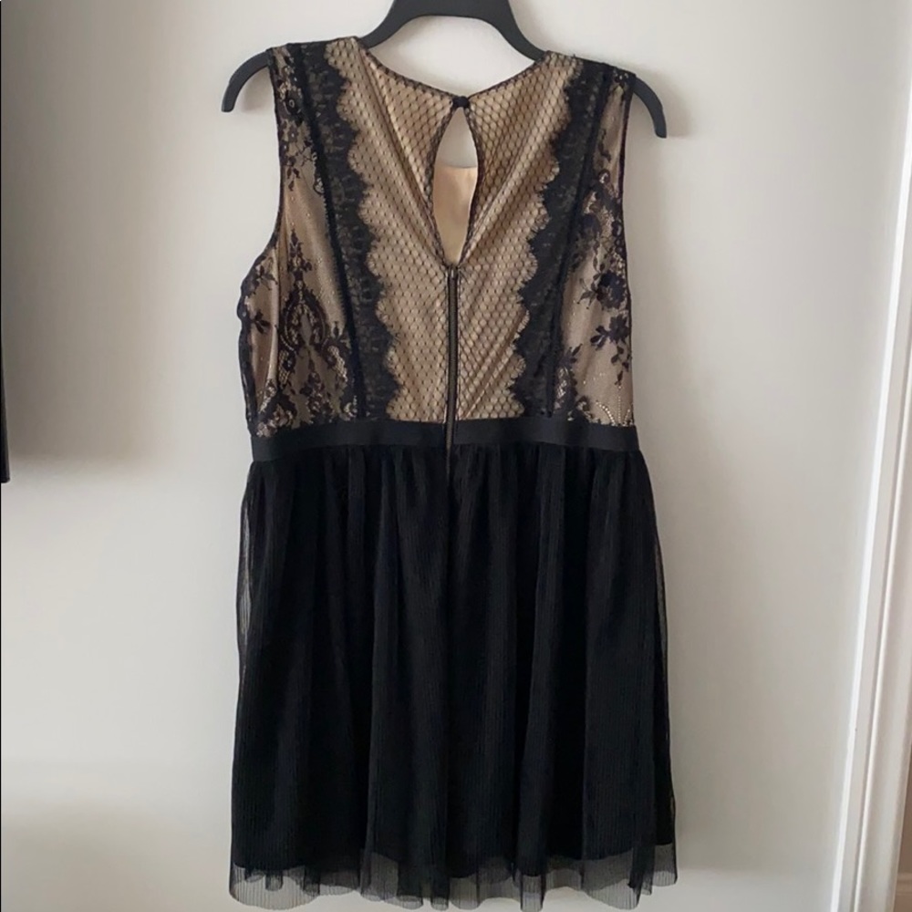 Women’s Dress - Picture 4 of 4